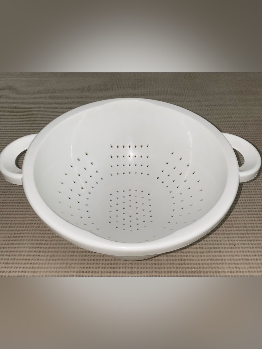 White Plastic Large Colander w/ Handles, Reusable Stain Resistant. 12 inches.